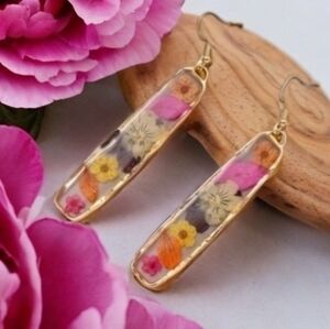 ANTHROPOLOGIE DRIED FLOWERS RESIN EARRINGS 1